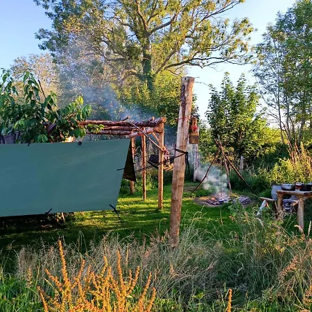 مكان تخييم Au Pied Du Trieu, The Shelter *