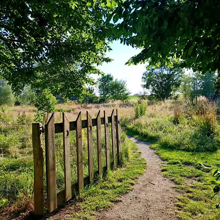 مكان تخييم Au Pied Du Trieu, The Shelter *